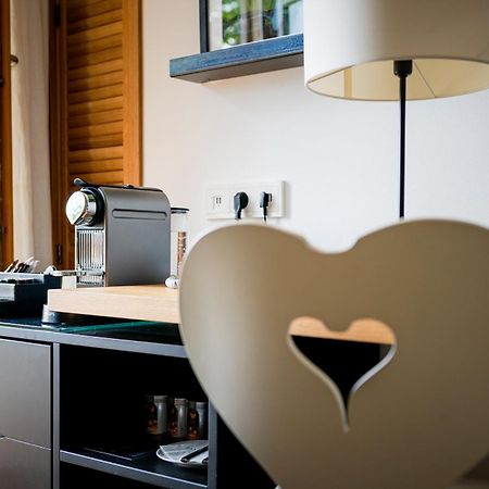 فندق داس تيغرنسي المظهر الخارجي الصورة A Nespresso machine in a hotel room