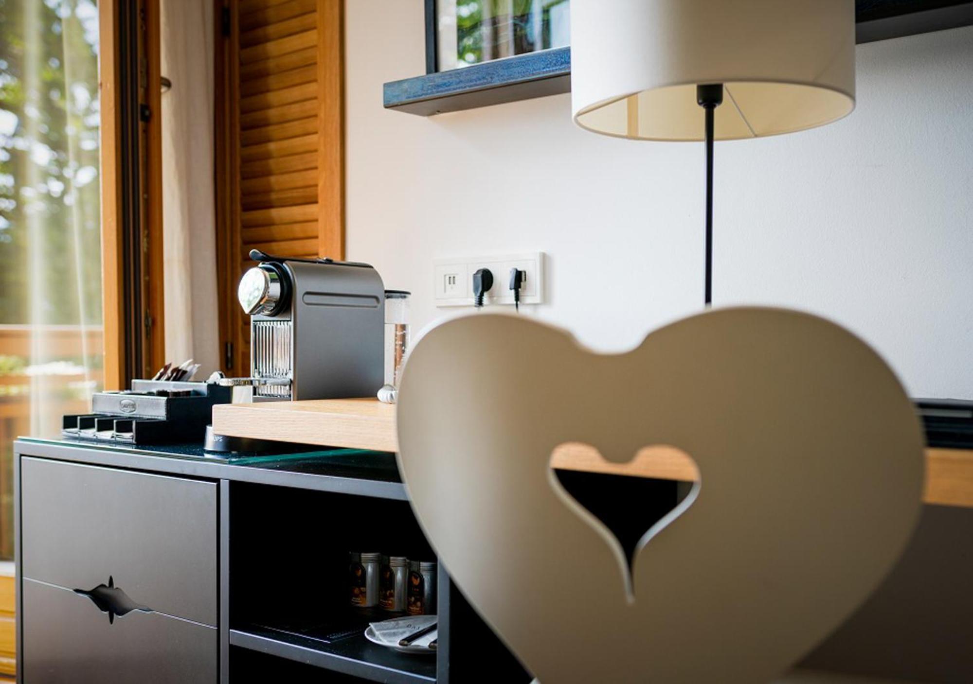 فندق داس تيغرنسي المظهر الخارجي الصورة A Nespresso machine in a hotel room