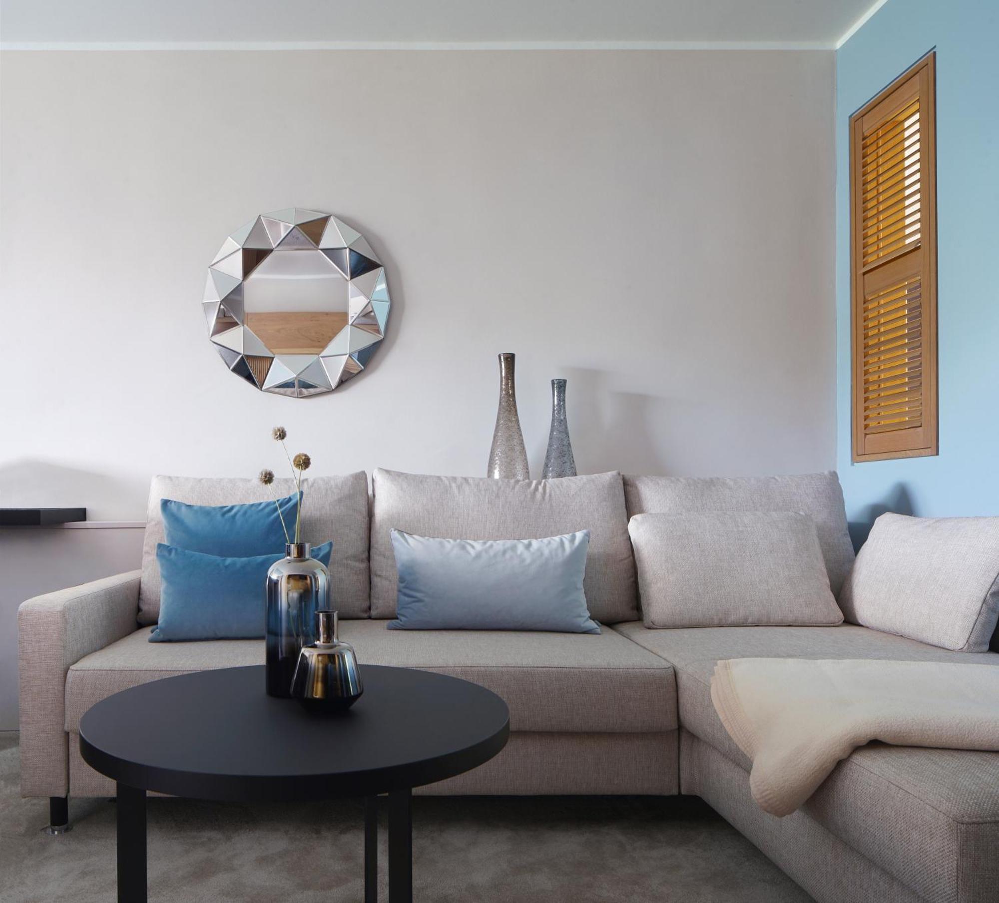 فندق داس تيغرنسي المظهر الخارجي الصورة A modern sectional sofa