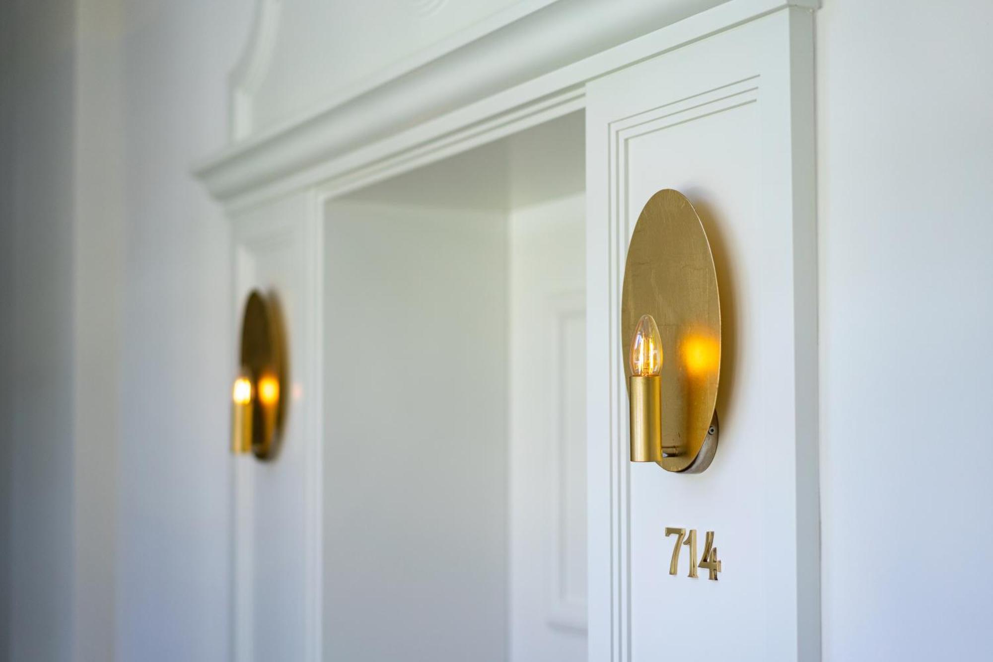 فندق داس تيغرنسي المظهر الخارجي الصورة A pair of wall lights
