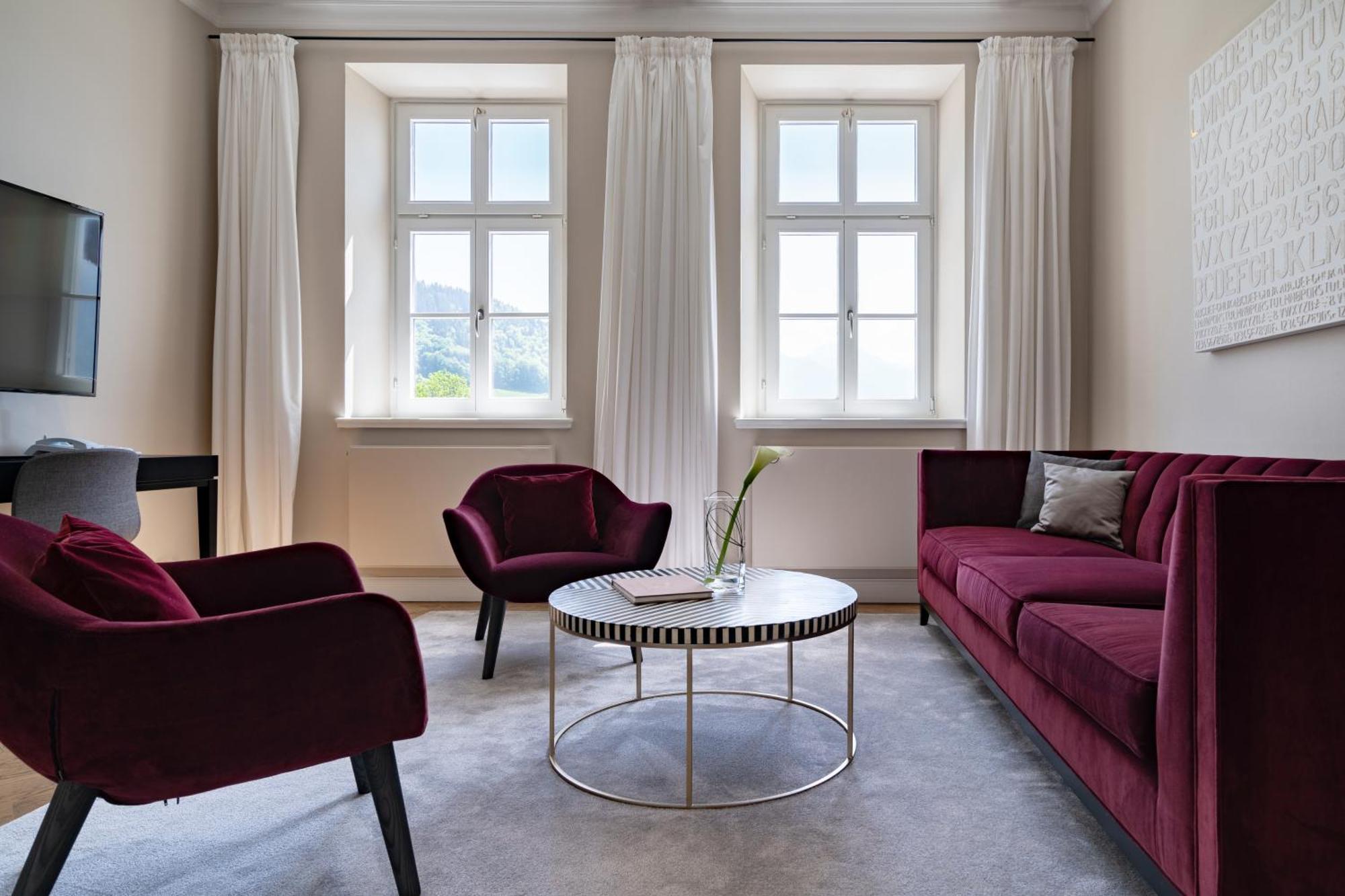 فندق داس تيغرنسي المظهر الخارجي الصورة A living room at the Hotel de la Paix